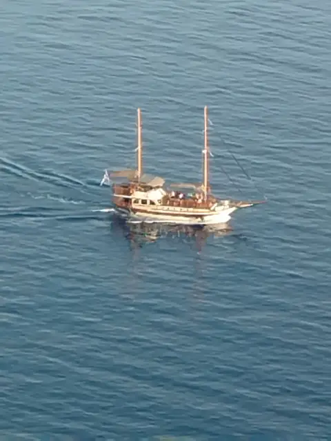 Вітрильник у відкритому морі, вигляд згори
